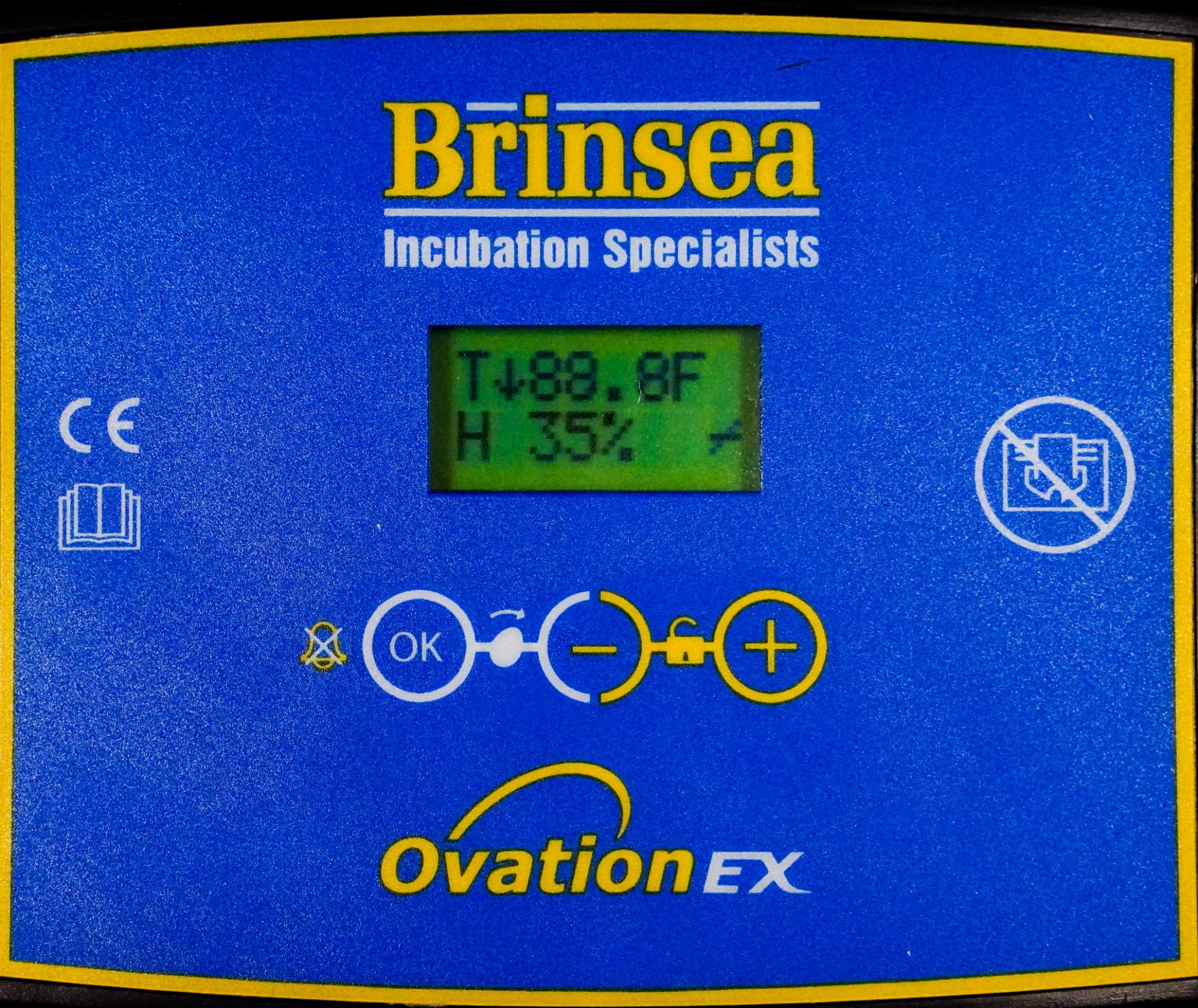 Brinsea incubator display showing the temperature dropping during an active cooling cycle.